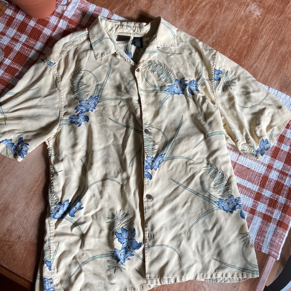 Button Down Hawaiian Shirt— size large